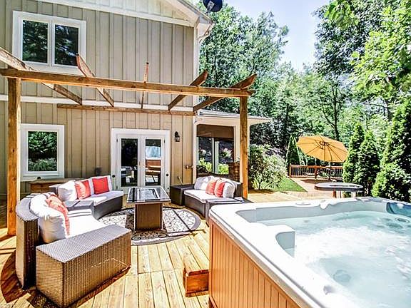 4th image of 10 Cedar Dr