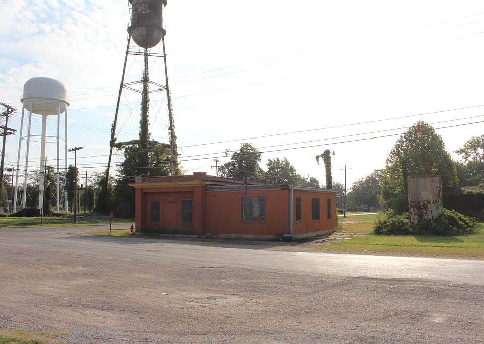 1st image of 300 White Oak St