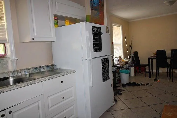 3 bed, 2.0 bath, 1321 sqft, $2,400 — Photo 3