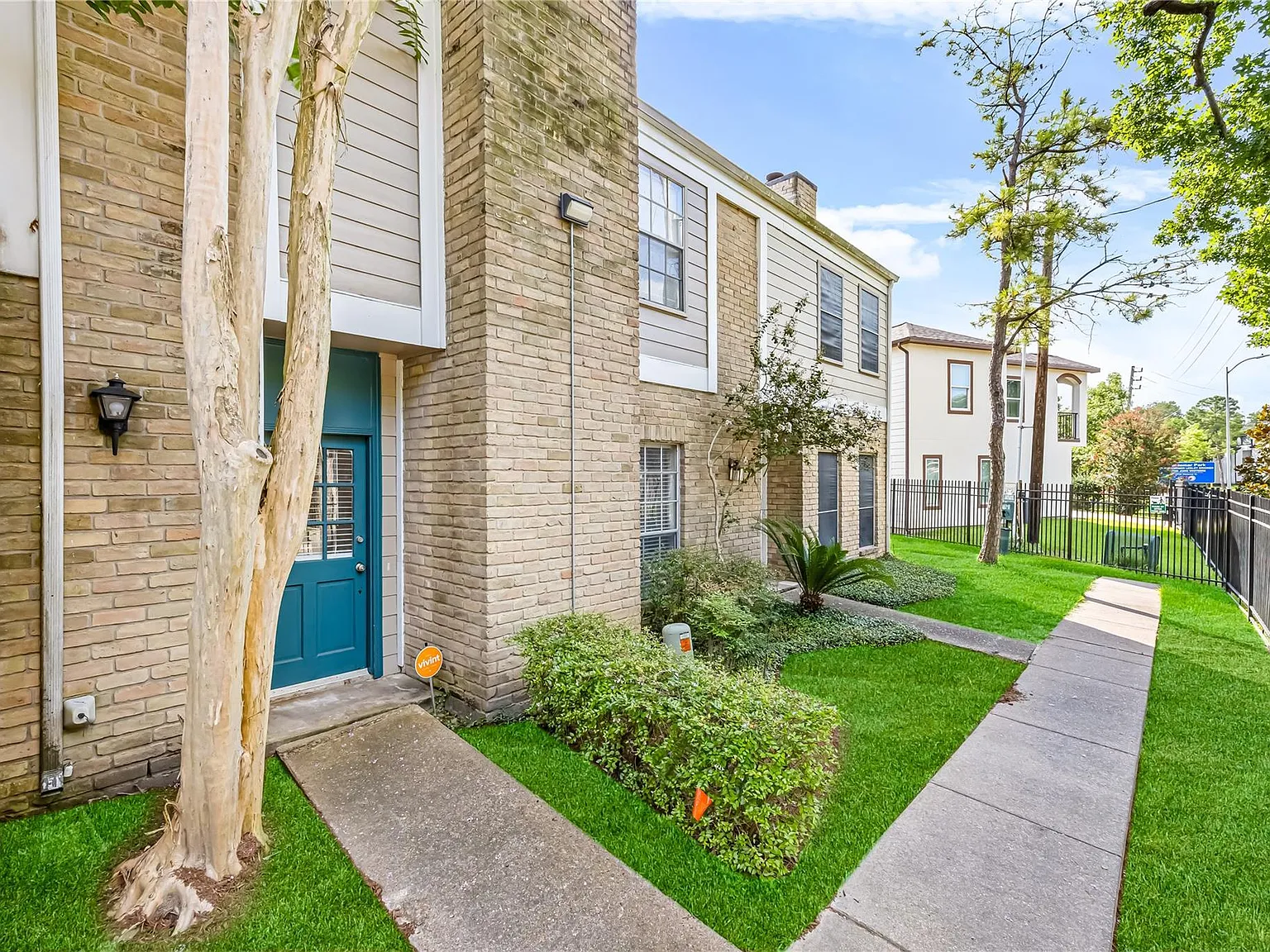 2 bed, 1.5 bath, 1232 sqft, $1,525 — Photo 3