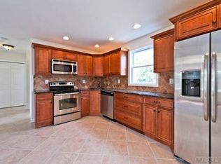 52 Gleaner Ln, Levittown, NY 11756