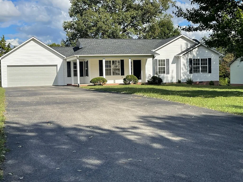 3 bed, 1410 sqft, $1,800 — Photo 1