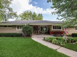 119 Windsor Dr, Waukesha, WI 53186