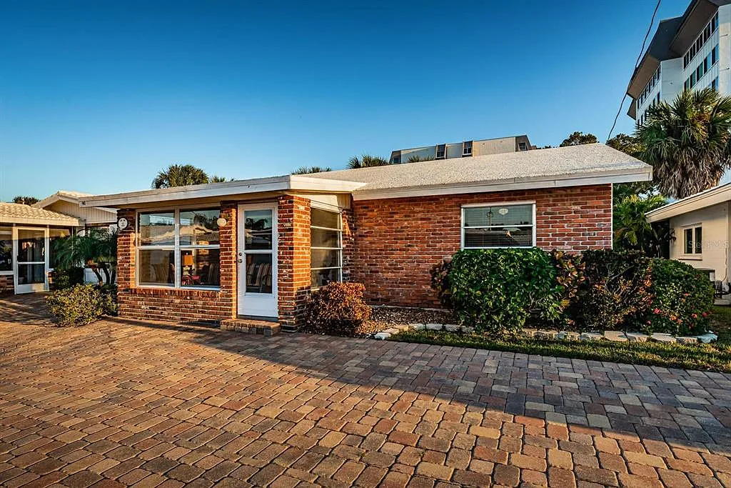 2 bed, 1.5 bath, 900 sqft, $8,370 — Photo 1