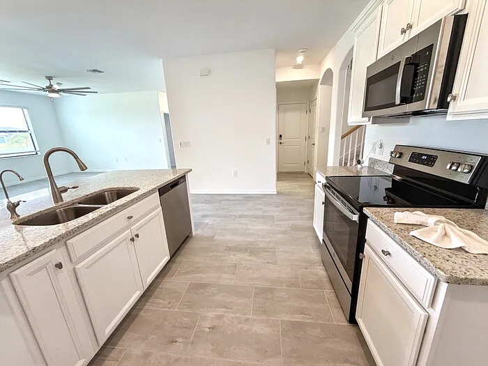 4 bed, 3.0 bath, 3500 sqft, $3,325 — Photo 4