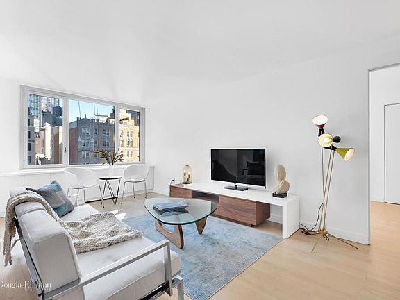 3rd image of 322 W 57th St APT 21M