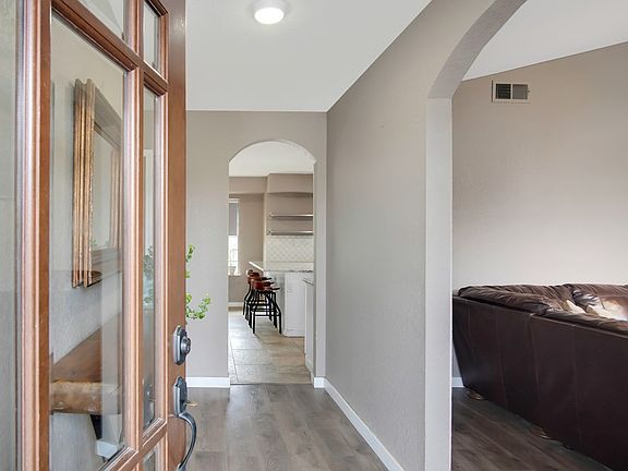 3rd image of 1015 Oakridge Dr