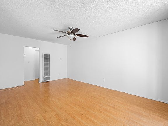 3rd image of 208 E Chevy Chase Dr APT 1