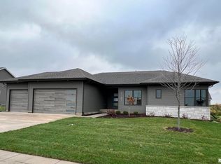 5165 Pinecreek Ln, Bettendorf, IA 52722