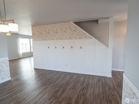 5th image of 479 Sportsmen Street SW