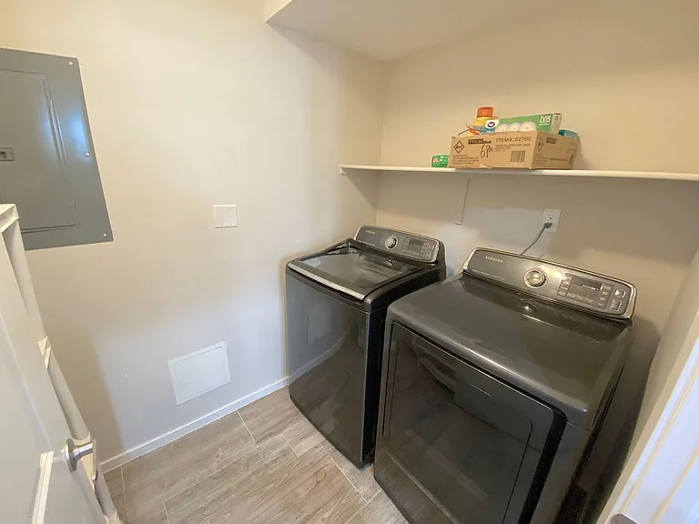 4004 Camelot Hts #B — Photo 11