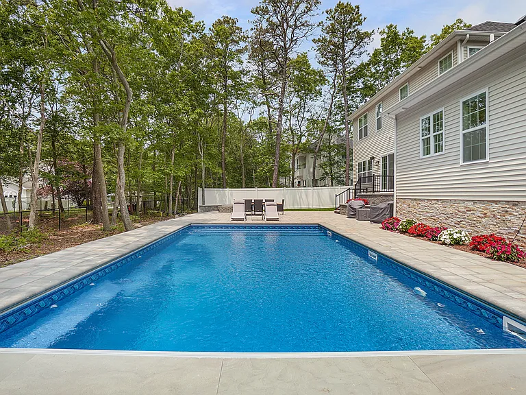9 Greenway Ct — Photo 3