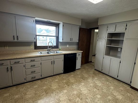 4th image of 117 E 6th St