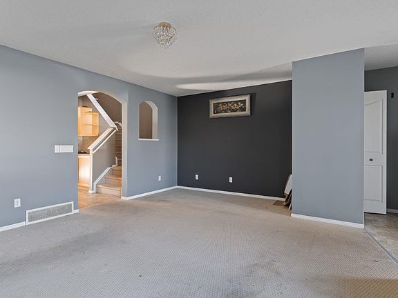 3rd image of 23 Saddlecrest Way NE