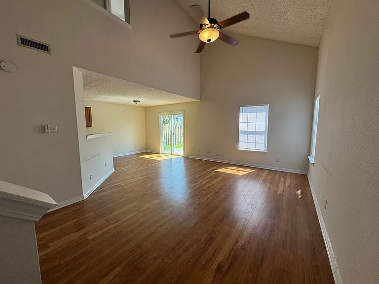 1209 Porchester Ln — Photo 4