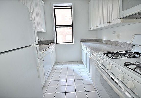 3rd image of 305 W 45th St APT 1E