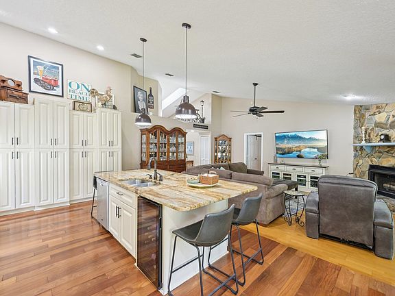 5th image of 105 Solano Woods Dr