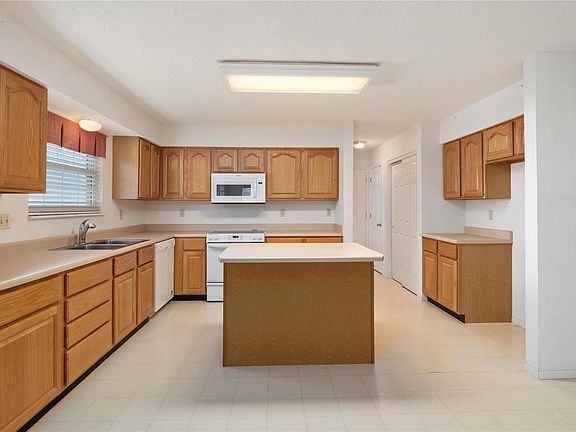 3rd image of 912 Emerald Place Dr