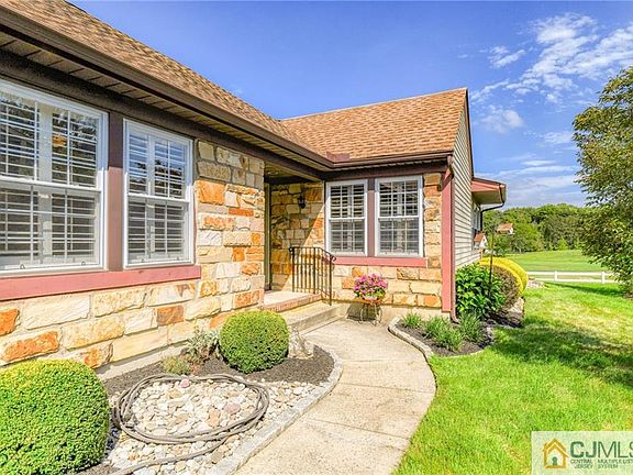 4th image of 45 Ethan Allen Dr