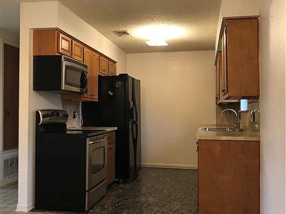 2nd image of 3905 Crestridge Dr