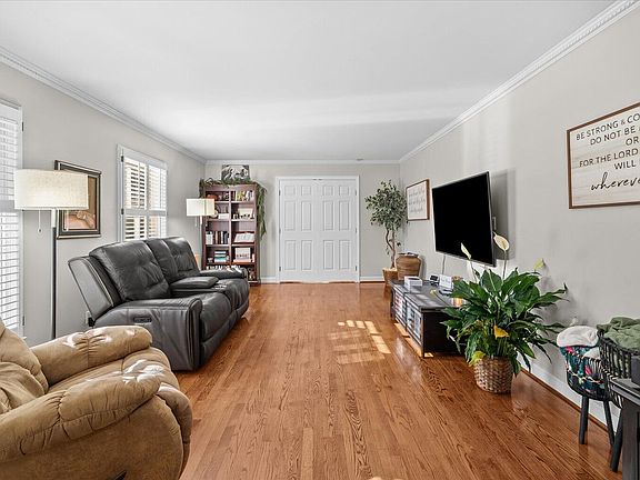 5th image of 1501 Elaine Way