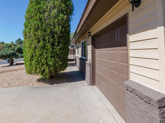 3rd image of 10417 Gloria Pl NE