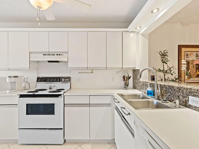 5380 Cedar Lake Dr #303 — Photo 5