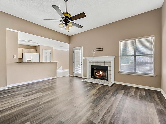 3rd image of 11809 Ravenwood Pl