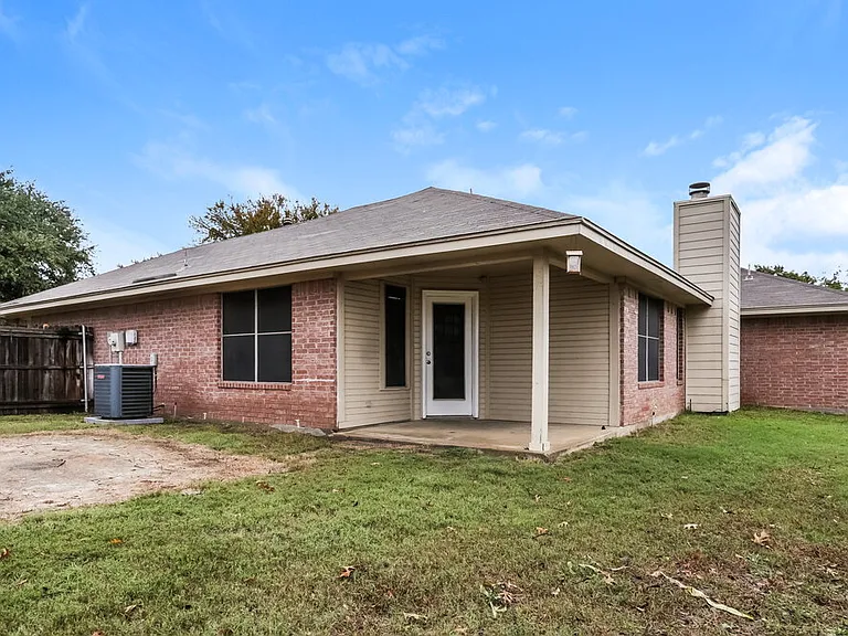 704 Stonebrooke Dr — Photo 16