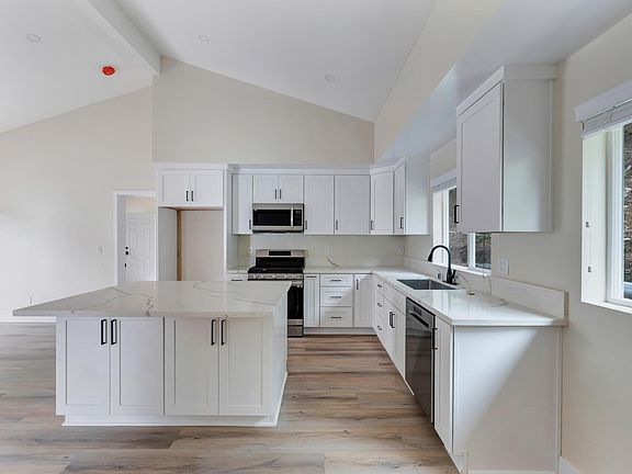 4th image of 1674 Fremont Dr #1