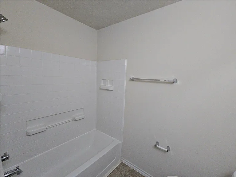 810 Lightningbug Ln — Photo 17