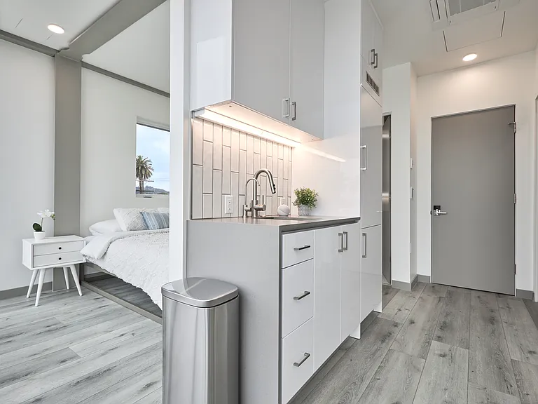 2929 S La Brea Ave — Photo 16