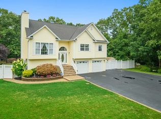 32 James Hawkins Rd, Moriches, NY 11955