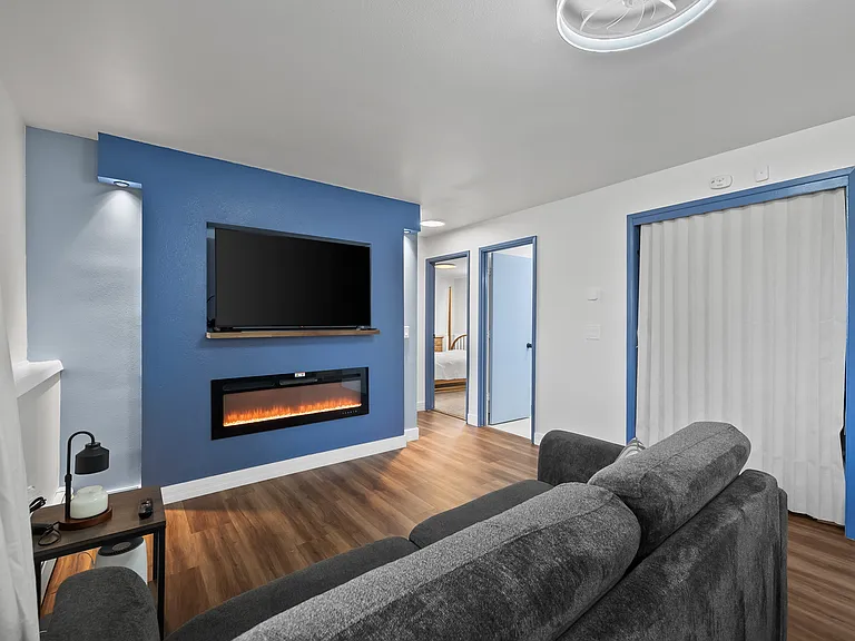 300 E 45th Ave #3 — Photo 3