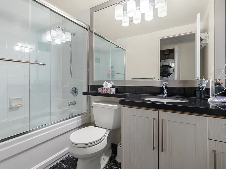 588 Broughton St #1006 — Photo 11