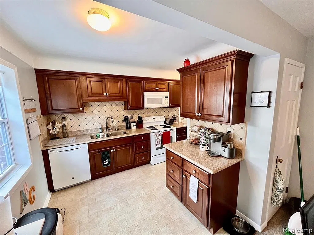 2 bed, 850 sqft, $1,600 — Photo 2
