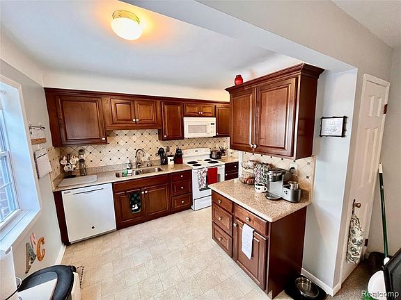 2nd image of 3 Abbott Ln