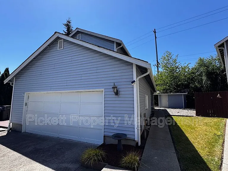 600 NE Flagstone Ln — Photo 2