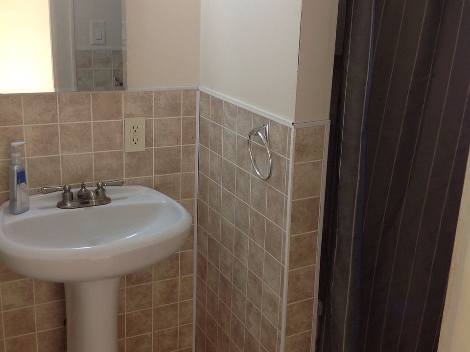 2nd image of 1403 1/2 Bay St