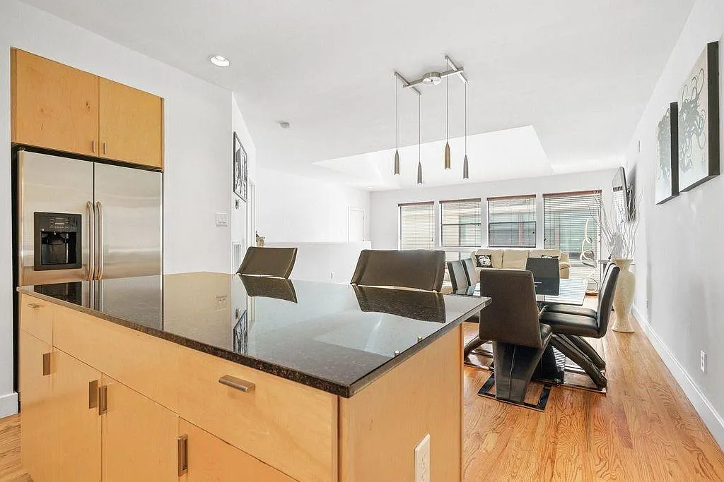 3 bed, 2.5 bath, 1682 sqft, $3,000 — Photo 1