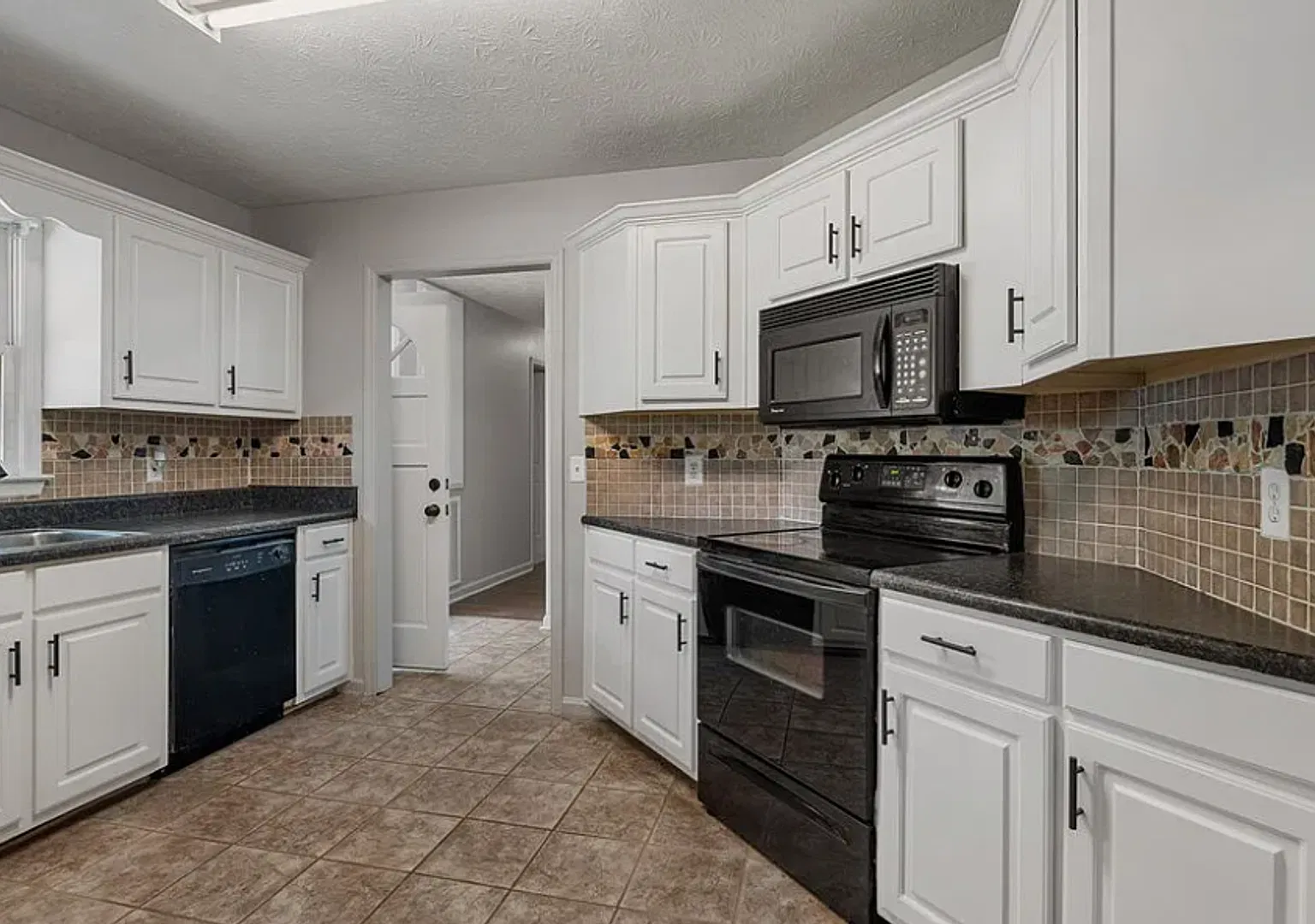 Adorable Home in Hickory Bend — Photo 3