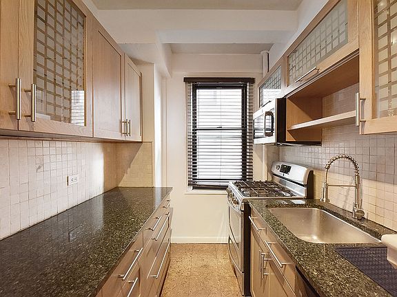 4th image of 70 Park Ter W APT E53