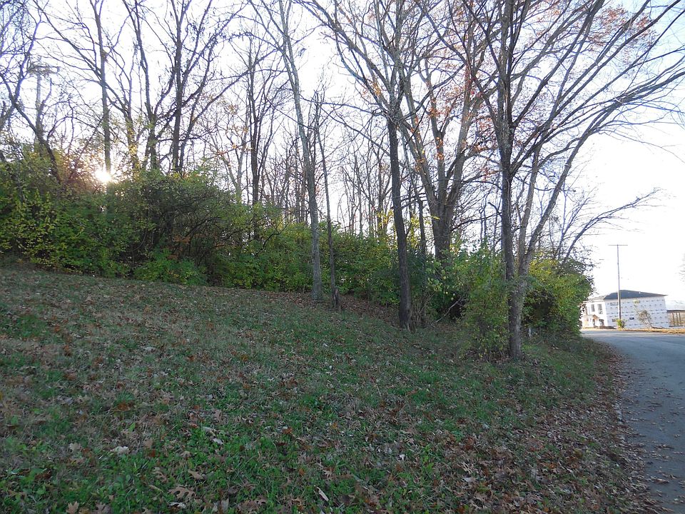 2nd image of 6025 Hill Cir