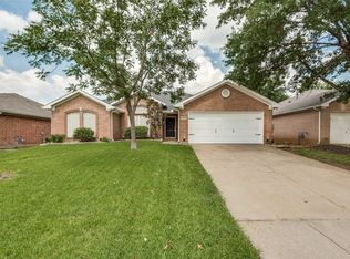 609 Coal Creek Dr, Mansfield, TX 76063