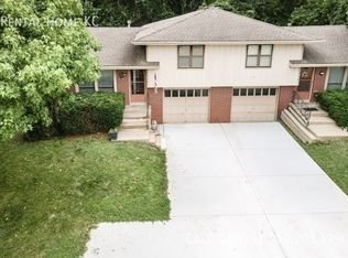 1940 E Lindenwood Cir, Olathe, KS 66062