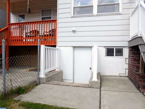 3rd image of 326 W Chestnut St