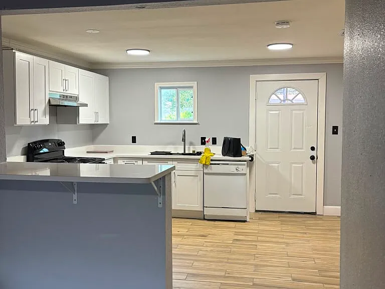 3354 W Woodlawn Ave — Photo 6