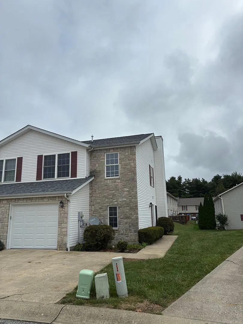 3 bedroom, 2.5 bath Townhouse: Oaklawn Park! Available this October! — Photo 2