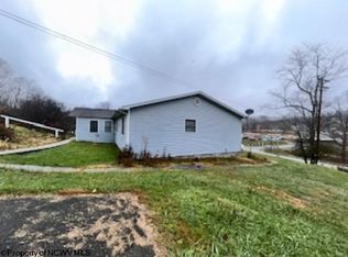 29 Freeman St, Farmington, WV 26571
