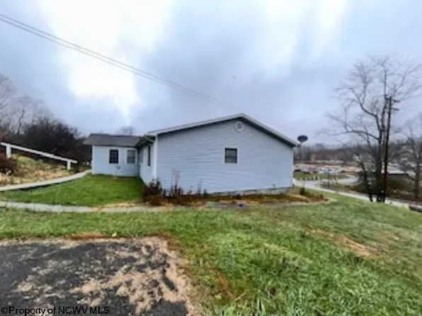 29 Freeman St, Farmington, WV 26571